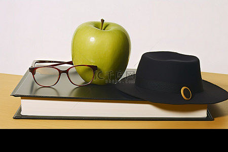 水果教育背景图片_苹果眼镜和桌面上的毕业帽