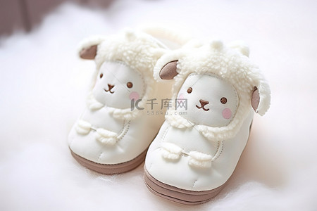 一双白色小羊驼婴儿软鞋