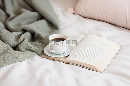 周六早上在床上喝咖啡，搭配一本书和围巾，坐在床上的羊毛毯上