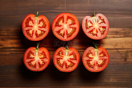 新鲜西红柿背景图片_四个西红柿在木桌上切成两半