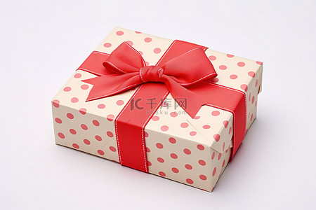红色圆点背景图片_一个带有红色蝴蝶结和邮箱信封的礼品盒