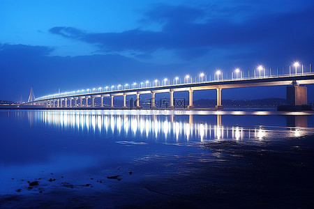 湖岸上的桥在晚上被灯光照亮
