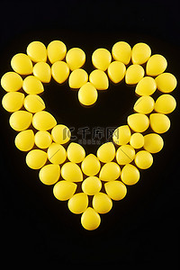 白色背景上以心形图案排列的黄色油酸