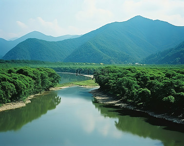 大江大河背景图片_一条大河，周围群山环绕