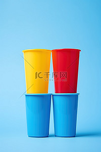 在一起背景图片_蓝色背景下堆叠在一起的 3 个彩色塑料杯