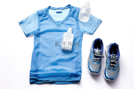 蓝色跑步装备，包括衬衫和鞋子