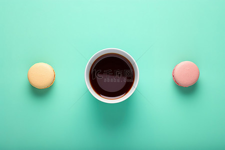 卡咖啡背景图片_绿松石电脑表面上的彩色马卡龙