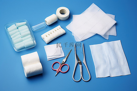 卫生用品背景图片_蓝色背景中的医疗用品和纱布