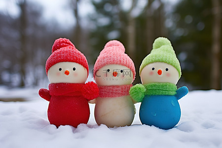 三个雪人被雪覆盖