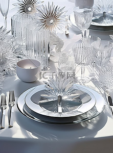 银色和白色的餐桌布置，配有银器