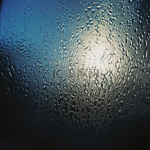 一张图像显示阳光照射在一块结霜的窗纱上