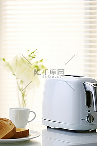 一杯咖啡背景图片_桌子上放着一台白色烤面包机，旁边是面包和一杯咖啡