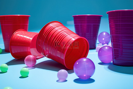 一个红色的球，周围有几个塑料杯