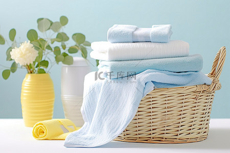 折叠毛巾背景图片_一张桌子上摆满了折叠毛巾，旁边是一个虚线背景上的篮子