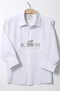 白衬衫背景图片_白色背景上带有标签的白衬衫