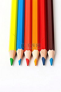 白色背景上排成一排的一组彩色铅笔