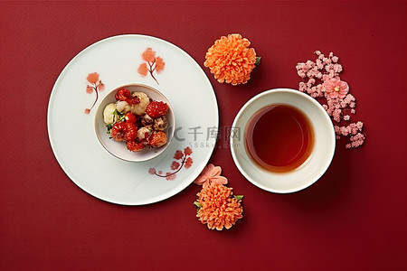 银耳枸杞汤背景图片_一个中国茶盘，上面有中国食物和一个粉红色的杯子