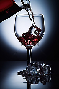 倾倒的酒杯背景图片_一个装有小冰块的红酒杯