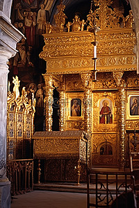 教堂装饰背景图片_里面有一座装饰华丽的金银教堂