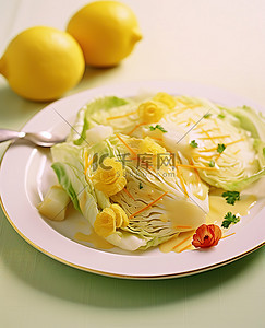 桌子上放着一盘卷心菜，旁边是柠檬
