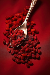 黑枸杞汁背景图片_勺子上的红色浆果