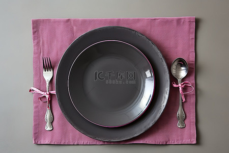 餐具摆盘背景图片_桌子上摆着盘叉和银器