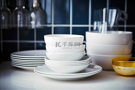 厨房碗碟背景图片_厨房里的八个盘子碗和杯子