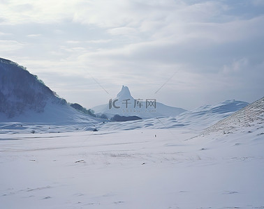 冬天的滑雪背景图片_雪覆盖的山坡附近的滑雪者