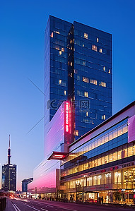 现代商务城市背景图片_一栋蓝色的大建筑，上面挂着“oesterreich 中央办公室商务中心”的牌子