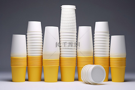 白色纸杯与黄色杯子和拿铁杯