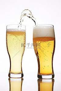 白色表面上的两个啤酒杯