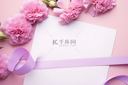 卡片粉色背景图片_粉色康乃馨和玫瑰围绕着漂亮的白色空白卡片和丝带