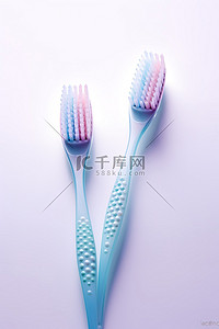 牙刷背景背景图片_白色背景上放置着两支不同颜色的牙刷