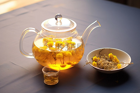 茶壶勺子和黄色的花朵
