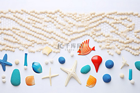 一些由珠子和其他塑料制品制成的海洋主题产品