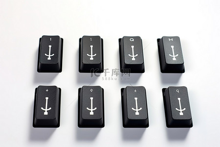 一排黑色键盘按键隔离在白色上，箭头指向远处