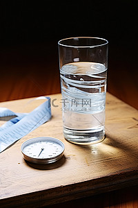 桌子上的一杯水和胶带就在秤旁边