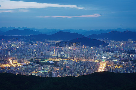 韩国首尔的城市灯光和山脉