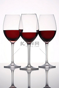 酒杯顶部背景图片_三个红酒杯位于白色背景的顶部
