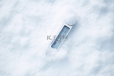 雪上上的脚印背景图片_将温度计放在一些雪上