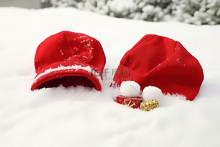 两顶帽子背景图片_雪下放着两顶带手套和礼物的红色圣诞帽