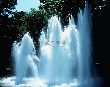 喷背景图片_自然公园的瀑布和喷泉喷雾