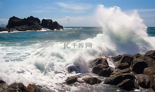 海浪在岛上岩石附近的岩石海岸上破碎