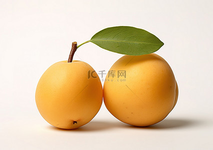 水果梨背景图片_白色背景上的油桃梨，附有叶子