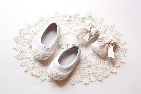 白色桌布背景图片_白色背景上的一套婴儿鞋和钩针桌布