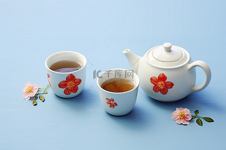 蓝色菊花背景图片_蓝色桌面上的两杯茶和鲜花
