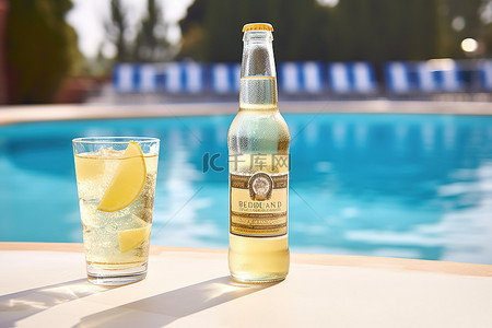 冰镇夏天背景图片_游泳池旁的瓶装啤酒和冰镇玻璃杯