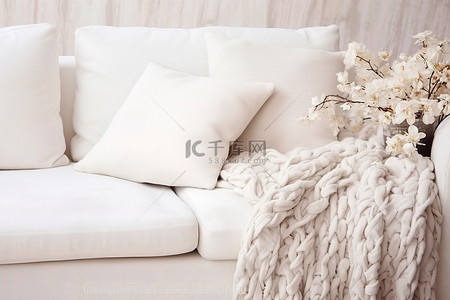 冬天温暖背景图片_白色沙发枕头毯子和休闲毯