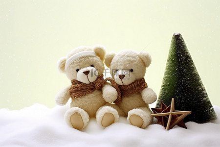 雪山顶上有两只毛绒玩具熊，上面有装饰品