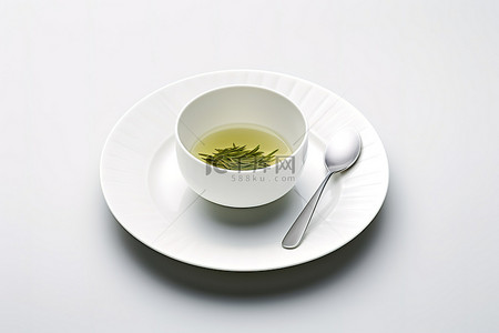 白盘上放着一杯绿茶